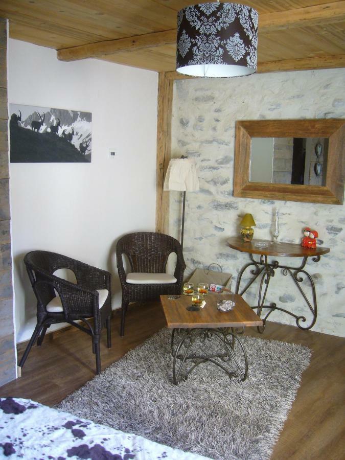 A La Bouge'Hotes Bellentre Exteriör bild